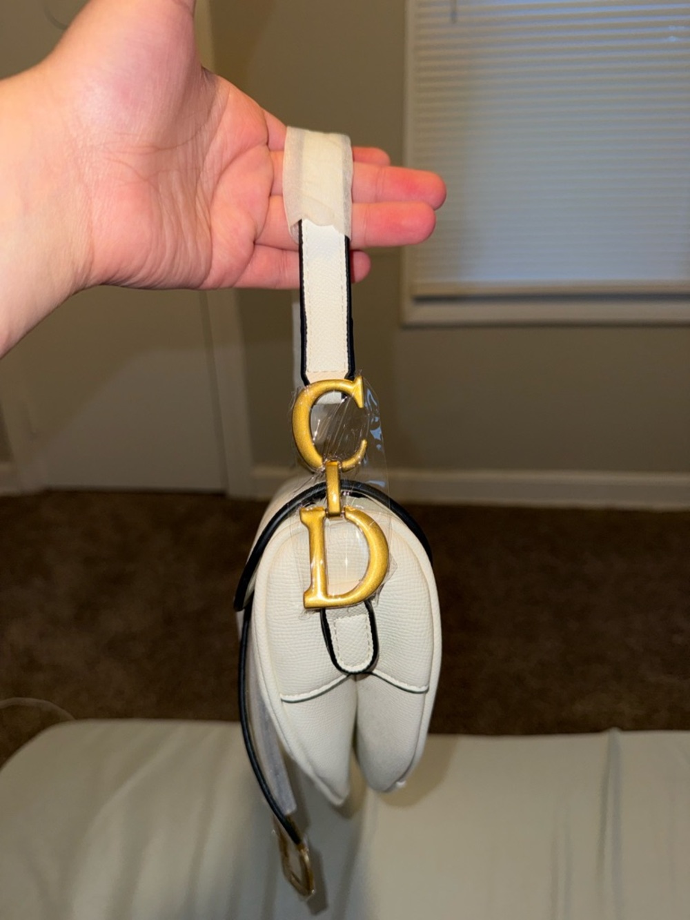 Christian Dior White Saddle-Style Shoulder Bag - Elegant Women's Handbag - Picture 2 of 7